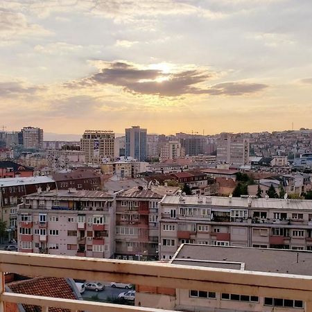 Spacious Downtown Apartment With A City View พริสตีนา ภายนอก รูปภาพ