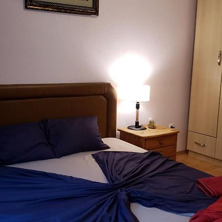Spacious Downtown Apartment With A City View พริสตีนา ภายนอก รูปภาพ