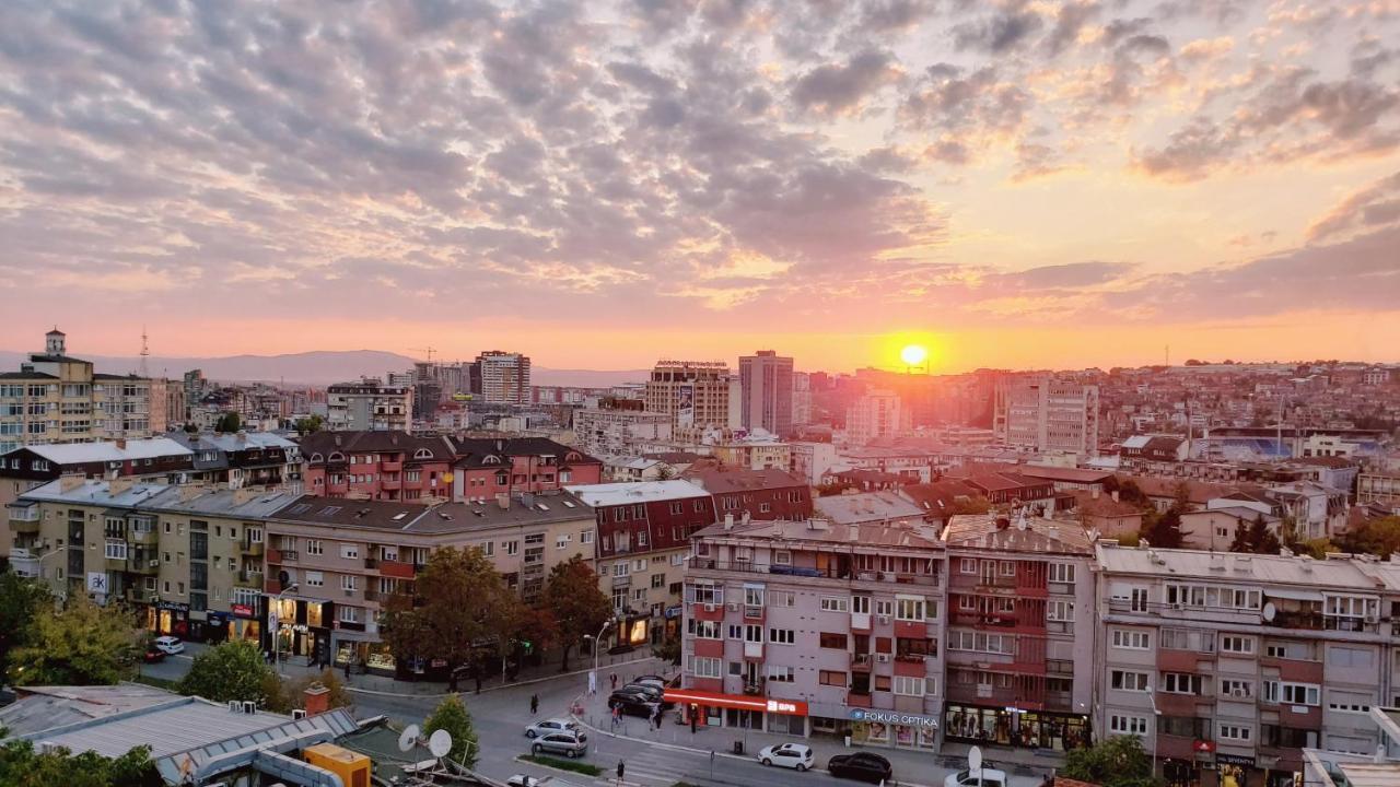 Spacious Downtown Apartment With A City View พริสตีนา ภายนอก รูปภาพ