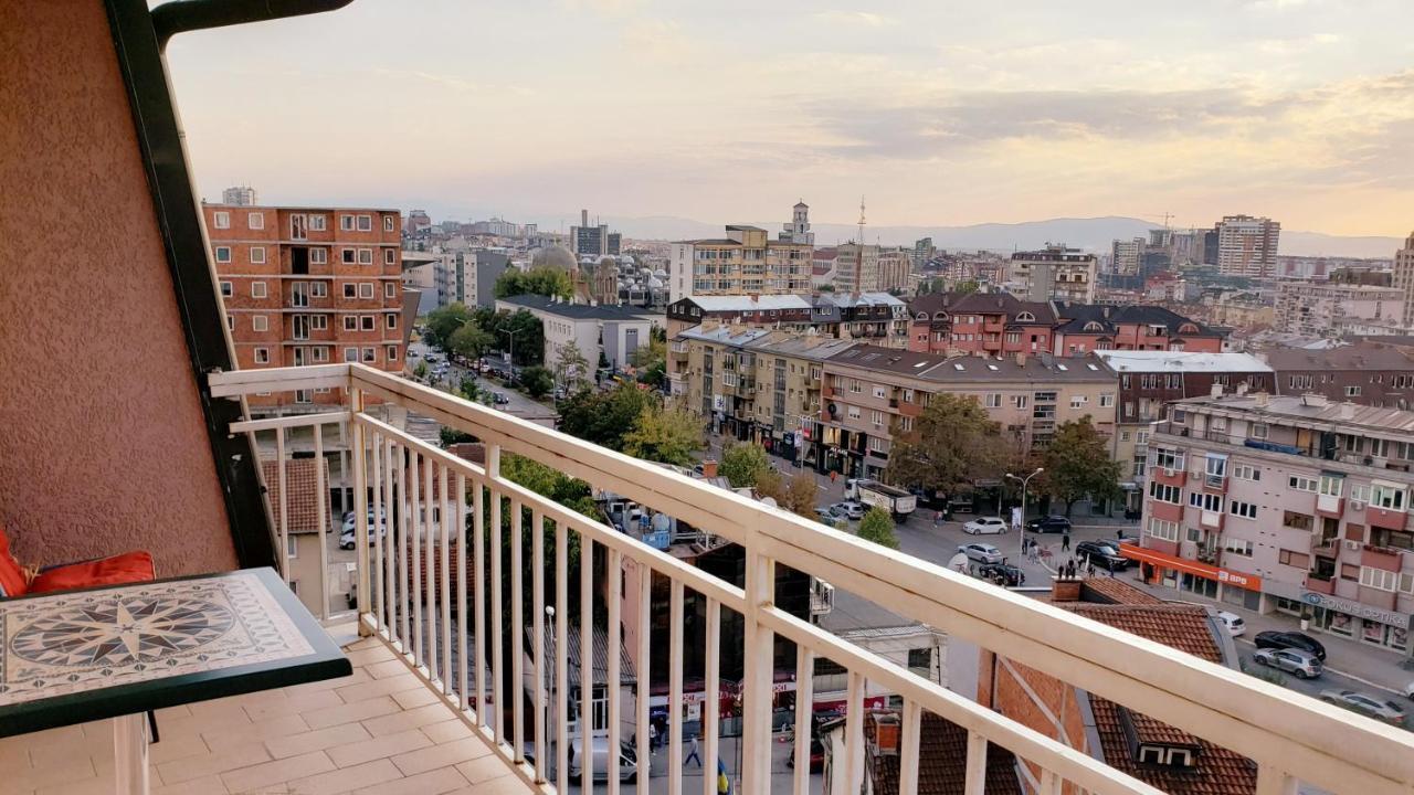 Spacious Downtown Apartment With A City View พริสตีนา ภายนอก รูปภาพ