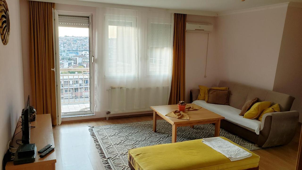 Spacious Downtown Apartment With A City View พริสตีนา ภายนอก รูปภาพ