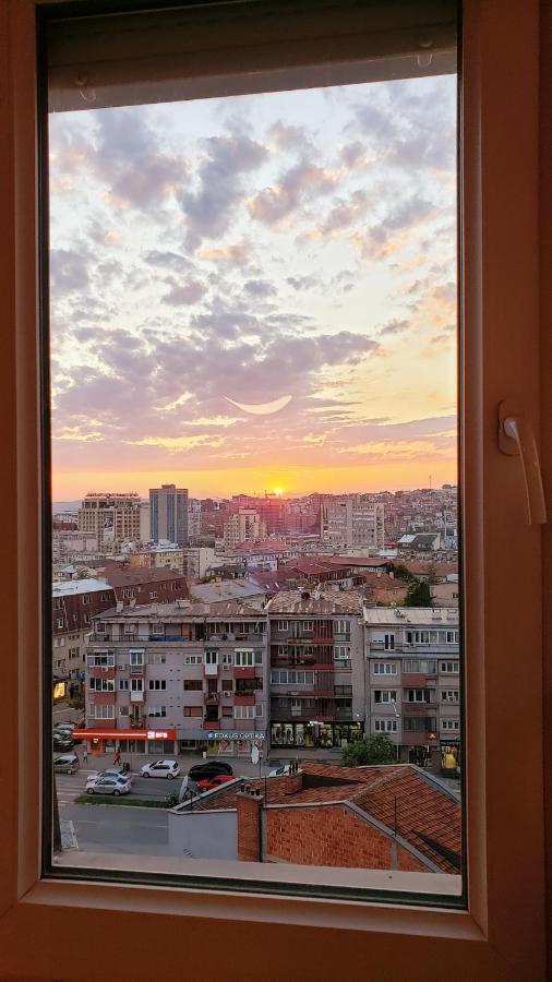 Spacious Downtown Apartment With A City View พริสตีนา ภายนอก รูปภาพ