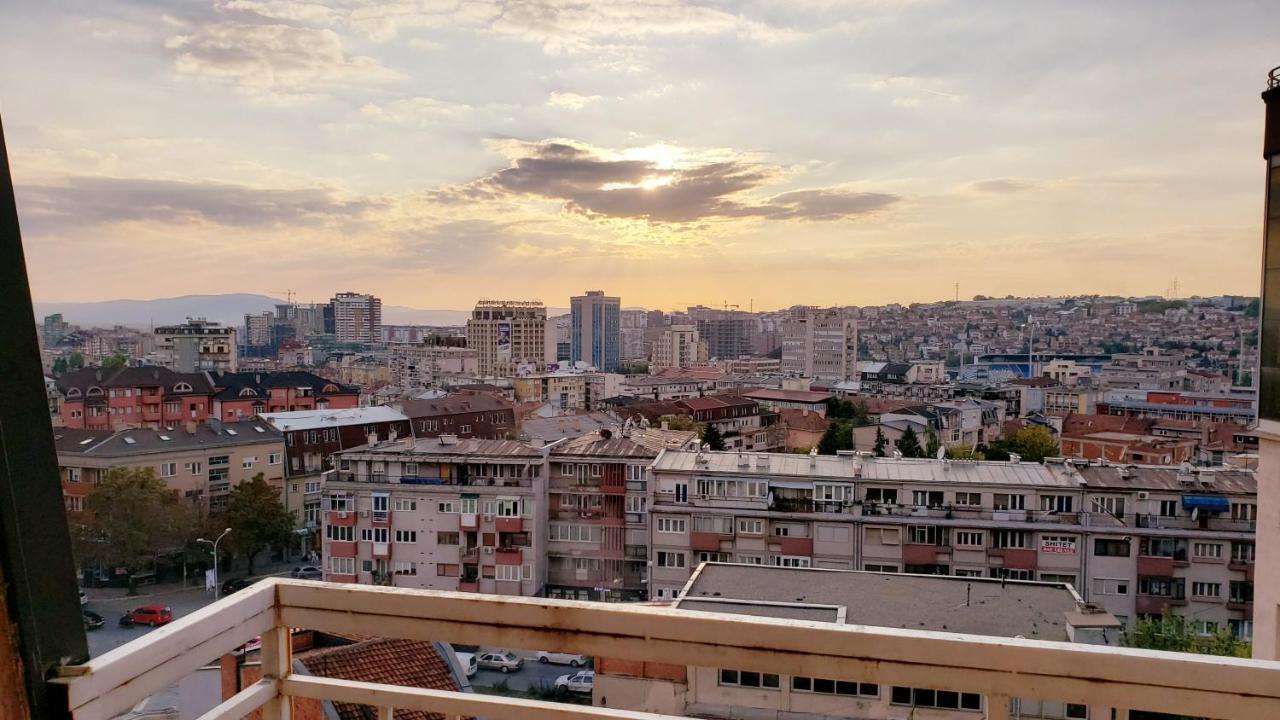 Spacious Downtown Apartment With A City View พริสตีนา ภายนอก รูปภาพ