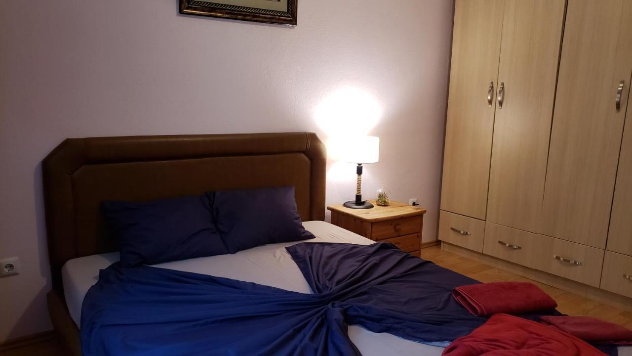 Spacious Downtown Apartment With A City View พริสตีนา ภายนอก รูปภาพ